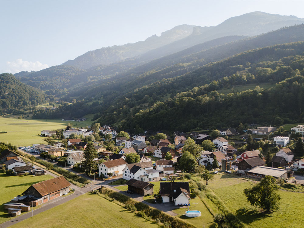 Luftbild von Rans (Teil der Gemeinde Sevelen) bei Abendstimmung